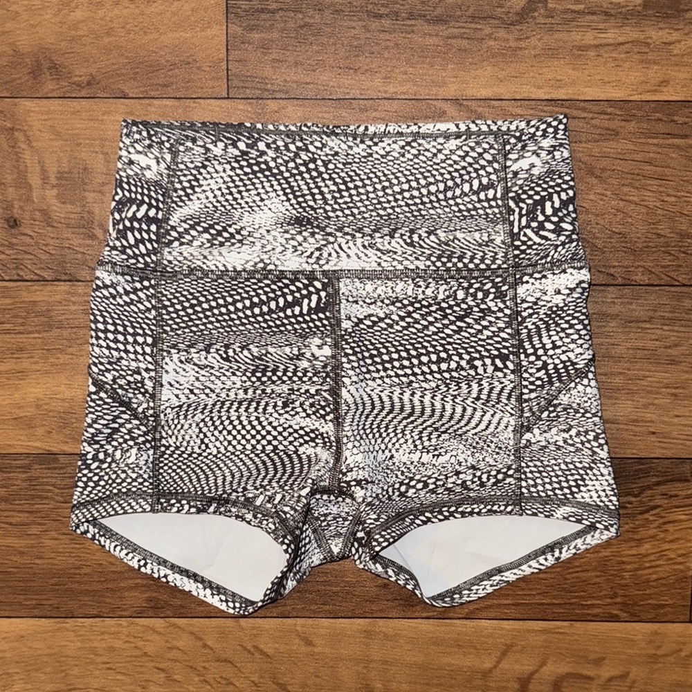 Lululemon Size 4 In Movement Short *Everlux
Swerve Vapor Metal Grey Discontinued